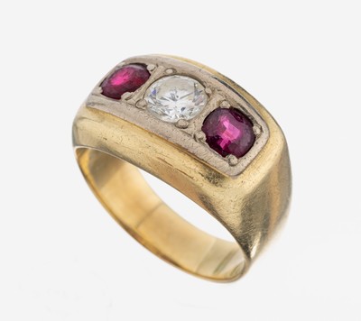 14 kt Gold Brillant-Rubin-Ring, GG/WG 585/000, mittig Brillant ca. 0.72 ct Weiß/p1, 2 rundfacett. Rubine zus. ca. 1.13 ct, Facetten stark ...