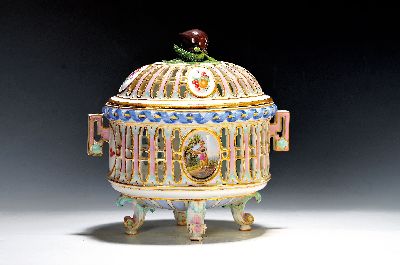 Deckelgefäß/Duftgefäß, Meissen, um 1800, Porzellan, Deckelbekrönung in Form einer Kastanie, Medaillons mit feiner Figurenmalerei, Früchte u. ...