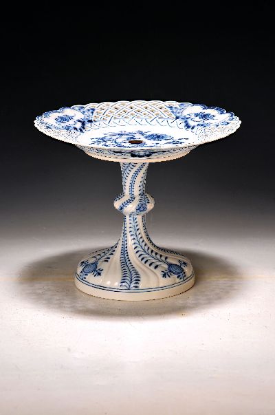 Fußschale, Meissen, um 1880/90, Porzellan, Zwiebelmuster, H. 20 cm, D. 24 cm
