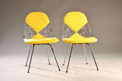Paar Vitra Stühle, sog. Wire Chair DKX-2, Metall verchromtes Gestell, Bezug im Bikinistil, etwas fleckig, H. ca. 84 cm, EZ 2