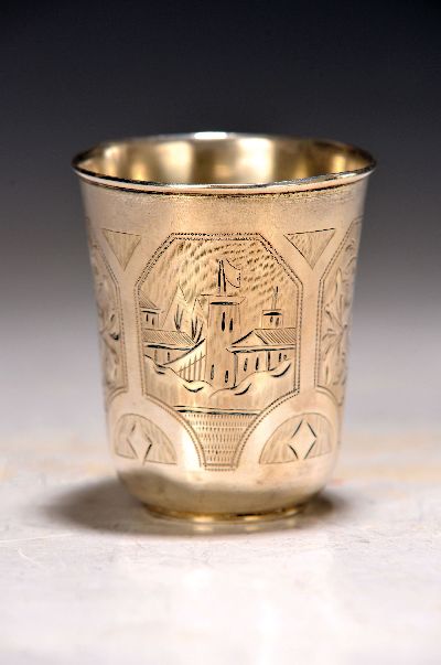 Kleiner Becher, Russland, 1883, 84 Zolotniki, Stadtmarke unleserlich, Gravurdekor mit stilisierten Stadtansichten, 47g, H. 6cm