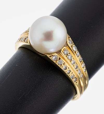 14 kt Gold Perl-Brillant-Ring, GG 585/000, Zuchtperle, D. ca. 8.8 mm, 36 Brillanten zus. ca. 0.20 ct Weiß/si, RW 57, ca. 4.6 g