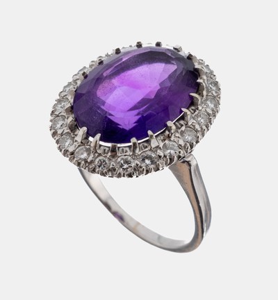14 kt Gold Amethyst-Brillant-Ring, WG 585/000, ovalfacett. Amethyst (Tragesp.) ca. 12.00 ct, 20 Brillanten zus. ca. 0.60 ct Weiß/si, RW 57, ca. 7.4 ...
