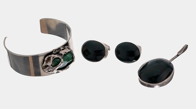 Anhänger und Paar Manschettenknöpfe Schweden 1963 und 1966, 830er Silber, jeweils mit großem Heliotrop-Cabochon, Anhänger bez. Hansen, ...