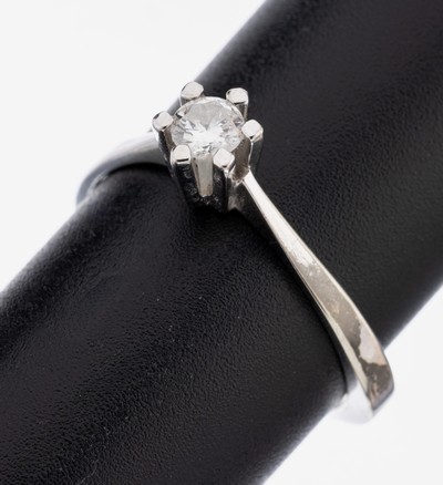 14 kt Gold Brillant-Ring, WG 585/000, Brillant ca. 0.15 ct Weiß/si, Ringschiene gebrochen, reinigungsbedürftig, ca. 2.7 g