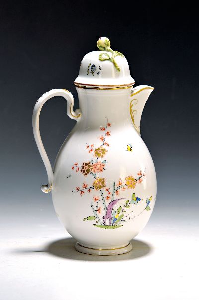 Kaffeekanne, Wien, 2. Hälfte 18. Jh., Porzellan, Kakiemondekor, Goldstaffage, Haarriß am Hals, H. ca. 26.5 cm, l. Alterssp.