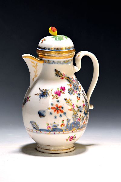 Deckelkanne, Wien, 18. Jh., Porzellan, blauer Unterglasurdekor, Goldstaffage, am Ausguß l. best., Altersspuren, H. ca. 23cm