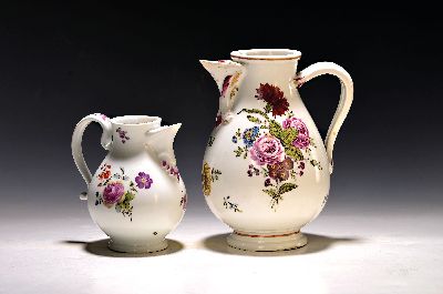 Zwei Kannen, Wien, 18. Jh., Porzellan, Blumenmalerei, eine Kanne am Ausguß rest., beide ohne Deckel, Altersspuren, H. ca. 20 cm haarrissig
