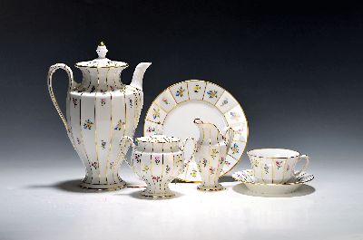 Kaffeeservice für 6 Personen, Form Greque mit Streublumen, Fürstenberg, 20.Jh., Porzellan, polychromer Dekor, Kaffeekanne, 6 Tassen mit UT, 6 ...
