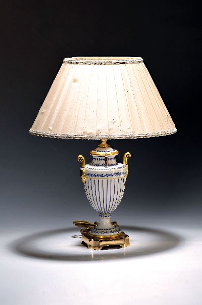 Tischlampe im Empirestil, Giulia Mangani, Florenz, 2.Hälfte 20.Jh., Porzellan, blauer Linien- und Rankendekor, H. 37cm, orig. Stoffschirm stark ...