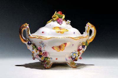Potpourri-Dose bzw. Deckelterrine, Giulia Mangani, Florenz, 2.Hälfte 20.Jh., Porzellan, farbiger Umdruckdekor mit Insekten, applizierte Früchte und ...