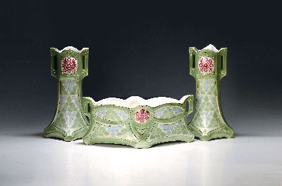 Paar Vasen und eine Jardiniere, K&G Luneville, Frankreich, um 1905, Keramik, hellgrüner Fond mit floralem Dekor, Goldstaffage, Formnr. 147, Vasen H. ...