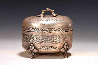 Zucker- bzw. Deckeldose, Österreich, 19.Jh., Metall versilbert, Gravurdekor, Deckelscharnier gebrochen, 347g