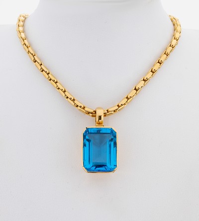 18 kt Gold Topas-Anhänger, GG 750/000 gepr., Blautopas (beh.) im Treppenschliff ca. 45.0 ct, intensive Farbe, an Kette, GG 750/000, L. ca. 50 cm, ...