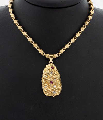 18 kt Gold Brillant-Rubin-Anhänger, GG 750/000, Nuggetform, strukt., bes. mit 6 Brillanten zus. ca. 0.32 ct Weiß/si, 2 rundfacett. Rubine zus. ca. ...