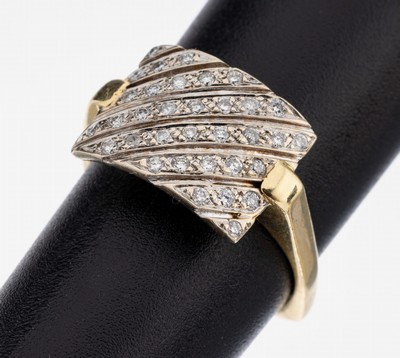 14 kt Gold Brillant Ring, GG/WG 585/000, rechteckiger Ringkopf, bes. mit 35 Brillanten zus. ca. 0.17 ct Weiß/p 1, RW 55, ca. 4.8 g