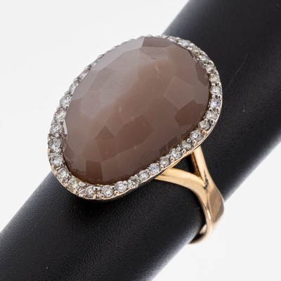 18 kt Gold Mondstein Brillant Ring, GG/WG 750/000, hoch aufgebauter facett. Mondstein ca. 12.50 ct, umgeben von in WG gefassten ca. 35 Brillanten ...