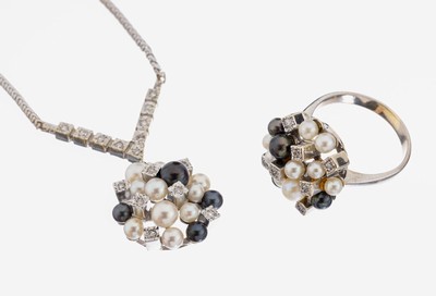 14 kt Gold Diamant-Perl-Schmuckset, WG 585/000, best. aus: Collier, L. ca. 40 cm, Steckschließe, und Ring, RW 55, bes. mit weißen und grauen ...