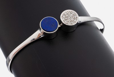 18 kt Gold Lapislazuli-Diamant-Armreif, WG 750/000, runde Lapislazuli-Scheibe, 16 8/8- Diamanten zus. ca. 0.15 ct Weiß/si, D. ca. 6 x4.5 cm, ...