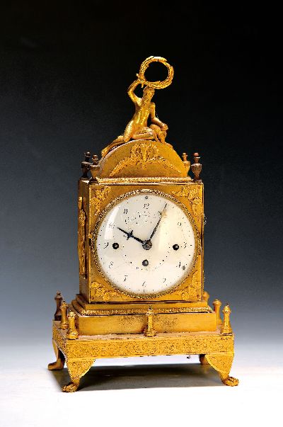 Kleine Tischuhr, mit Wiener Schlag, Wien um 1830, verziertes Bronzegehäuse (ehemals vergoldet, berieben/nachgedunkelt), Sockel mit Ketten haltenden ...