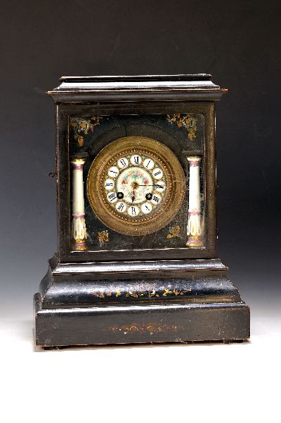 Tischuhr, Schwarzwald um 1870, ebonisiertes Holzgehäuse, Porzellanhalbsäulen, mit frz. Pendulenwerk gem.: Japy, Emailzifferblatt, Halbstd. Schlag ...