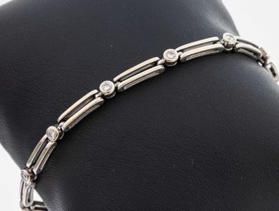 18 kt Gold Brillant-Armband, WG 750/000, 12 Brillanten zus. ca. 0.57 ct (grav.) feines Weiß/if, L. ca. 18.5 cm, Kastenschloss mit 2 ...