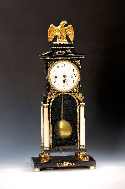 Tischuhr, mit Wiener Schlag, Habsburger Monarchie um 1810/1820, ebonisiertes Holzgehäuse, Tatzenfüsse Messing, schauseitig facett. verglast, ...