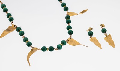 18 kt Gold Malachit-Schmuckset, GG 750/000 gepr., best. aus: 1 Collier, L. ca. 46 cm, Malachit-Kugeln, D. ca. 8 mm, abstrakte Zwischenglieder, ...