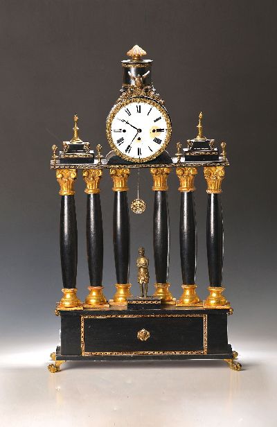 Portaluhr, um 1830/40, schwarz gelackt, vergoldete Basen und Kapitelle, Gehäuse wohl aus älteren Teilen gefertigt, Uhrwerk mit Wiener Schlag , ...