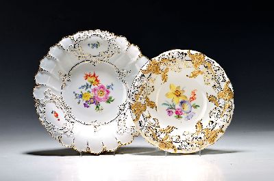 Zwei Prunkteller, Meissen, um 1880/90 bis Mitte 20. Jh., Porzellan, a. erhabener Blätterdekor, Matt- und Glanzvergoldung, mittig ...