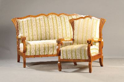 Biedermeier Sitzgruppe, um 1830/40, bestehend aus 3 Armlehnsessel und einem Sofa, Kirschbaumfurnier, gepolstert und bezogen, etwas fleckig, Sofa: ca. ...