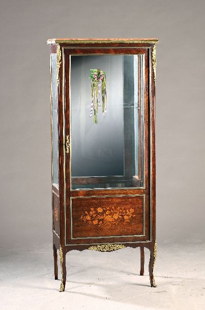 Vitrine, Frankreich, um 1900, Mahagonifurnier, dreiseitig verglast, Rückwand innen verspiegelt, Messingapplikationen, intarsierte Blumendekoration, ...