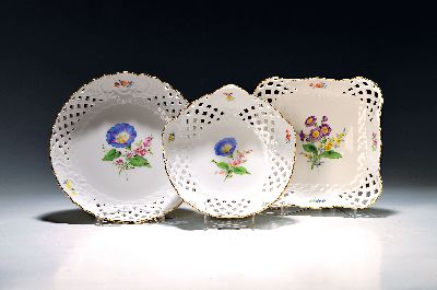 3 Korbschale, Meissen, 20. Jh., Blume 2, bemalt, Wandung in Durchbrucharbeit, Goldränder, 2 x rund ca. 18/21 cm, 1 x B. ca. 18 cm
