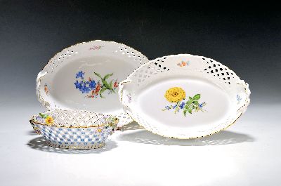 3 Korbschalen, Meissen, 20. Jh., Blume 2, bemalt, Wandung in Durchbrucharbeit, oval, L. 26 cm; Korbschälchen, um 1880, Vergissmeinichtdekor, floral ...