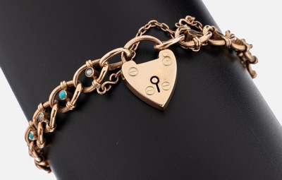 9 kt Gold Türkis-Perl-Armband, um 1900, wohl England, GG 375/000, ovale ineinander verschlungene Glieder, im Wechsel mit kl. Türkis-Cabochons ...