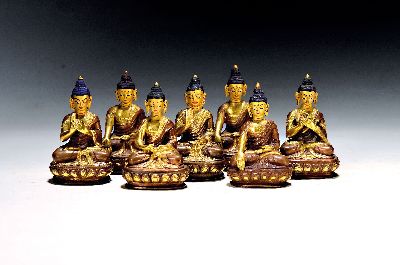 Sieben Amitabha-Buddhas, wohl Nepal, 20. Jh., Messing, teilweise vergoldet, fünf versch. Mudras, Höhe ca. 7.5cm