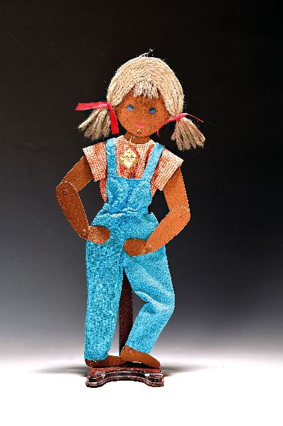 Flache Gliederpuppe Graziella, Käthe Kruse, flache bewegliche Glieder, Haare aus Wolle, bemaltes Gesicht, orig. Kleidung, orig. Hängeetikett, Höhe ...