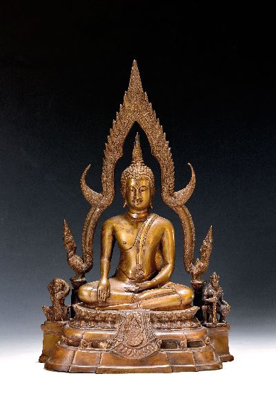 Sitzender Buddha, Thailand, wohl um 1900, Bhumispara Mudra, Geste der Erdberührung, seitlich zwei Adoranten, Bronze, Reste von Keramik im Sockel, ...
