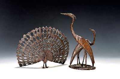 Zwei Bronzefiguren, 20. Jh., Zwei Reiher, Fritz Mehlis, H. ca. monogrammiert, ca. 20.5 cm, dazu stehender Pfau, ca. 15 x 20 cm