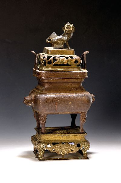 Koro, Japan, wohl Meiji-Periode um 1900, Räuchergefäß aus Bronze, Deckel in Form eines Fo-Hundes, Durchbrucharbeit, seitlicher Maskendekor, Höhe ...