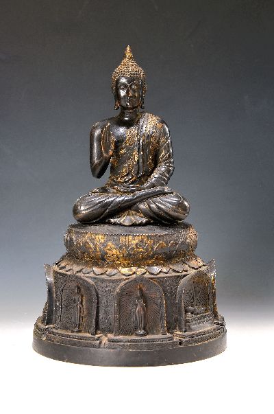 Sitzender Buddha auf Lotusthron, wohl Burma, 20. Jh., Abhaya Mudra, Geste der Furchtlosigkeit und des Schutzes, Thron mit umlaufenden verschiedenen ...