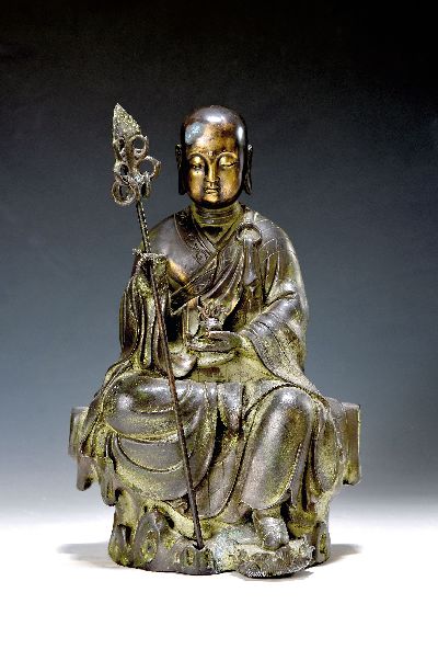 Ksitgarbha-Bodhisattva, China, 20. Jh., die Gottheit sitzt auf einem Felsen im Mönchsgewand, in seiner linken Hand hält er die flammende Perle, ...