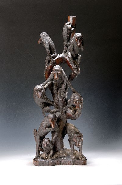 Figur/großer Affenbaum, signiert Kisinga, wohl Makonde, 20. Jh., Holz geschnitzt, 9 versch. Paviane auf einem Baumstamm sitzend, am Sockel signiert, ...