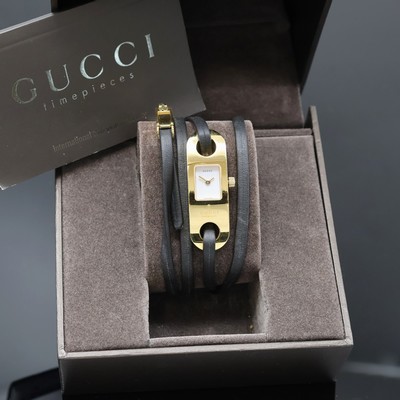 GUCCI Damenarmbanduhr Referenz 6100L, quarz, verg. Edelstahlgeh. inkl. orig. Lederband, Boden aufgedr., Anz. v. Std. und Min., M. ca. 14 x 42 mm, ...