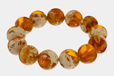 Bernstein-Armband, Bernstein-Kugeln, D. ca.18 mm, weiße Einschlüsse, sogn. Knochenbernstein, D. ca. 6 cm, ca. 43.2 g