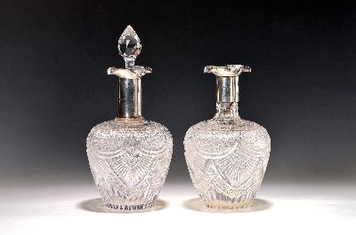 Zwei Glaskaraffen, John Round & Son Ltd., Sheffield, 1923, Glaskorpus geschliffen und geschnitten, Hals und Ausguß Sterlingsilbermontur, 1x mit ...