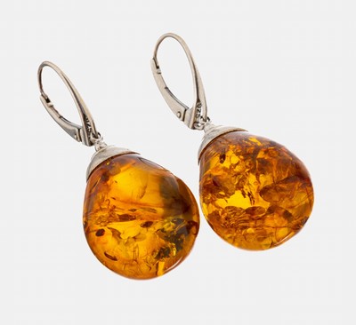 Paar Bernstein-Ohrhänge, 925er Silber, bewegl. Abhängung, l. unrunde Bernstein- Kugeln, D. ca. 17 mm, L. ca. 4 cm, ca. 9.2 g
