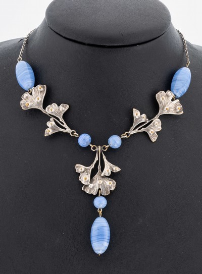 Jugendstil-Collier, wohl Frankreich, um 1900, Mittelteil versilbert, Dekor aus Ginkgoblätter, hellblaue Glaskugeln und Glasoliven, Kette Silber ...
