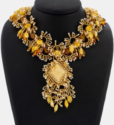 Ausgefallenes Bernstein-Collier, aufwendigeArbeit aus Perlspitze, Glaspaste und baltischen Bernsteinen, blattähnliche Ornamente, L. variabel ca. ...