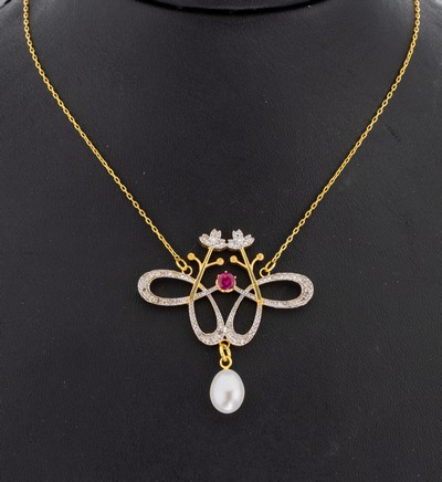 Rubin-Diamant-Perl-Collier, 925er Silber teilverg., im Stil des Jugendstils, geschwungenes Mittelteil, rundfacett. Rubin ca. 0.20 ct, wohl Synthese, ...
